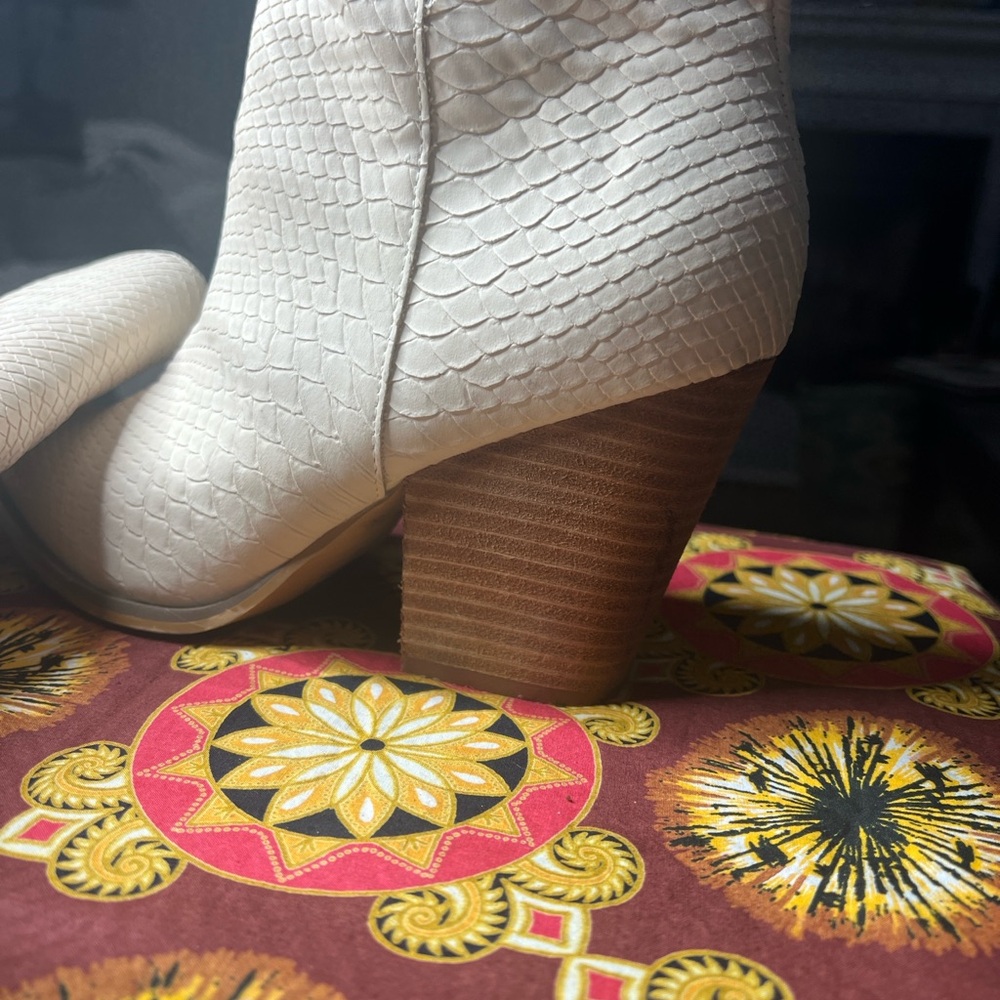 Elegant Oasis Society Cream Oasis SocAnkle Boots - Picture 2 of 13